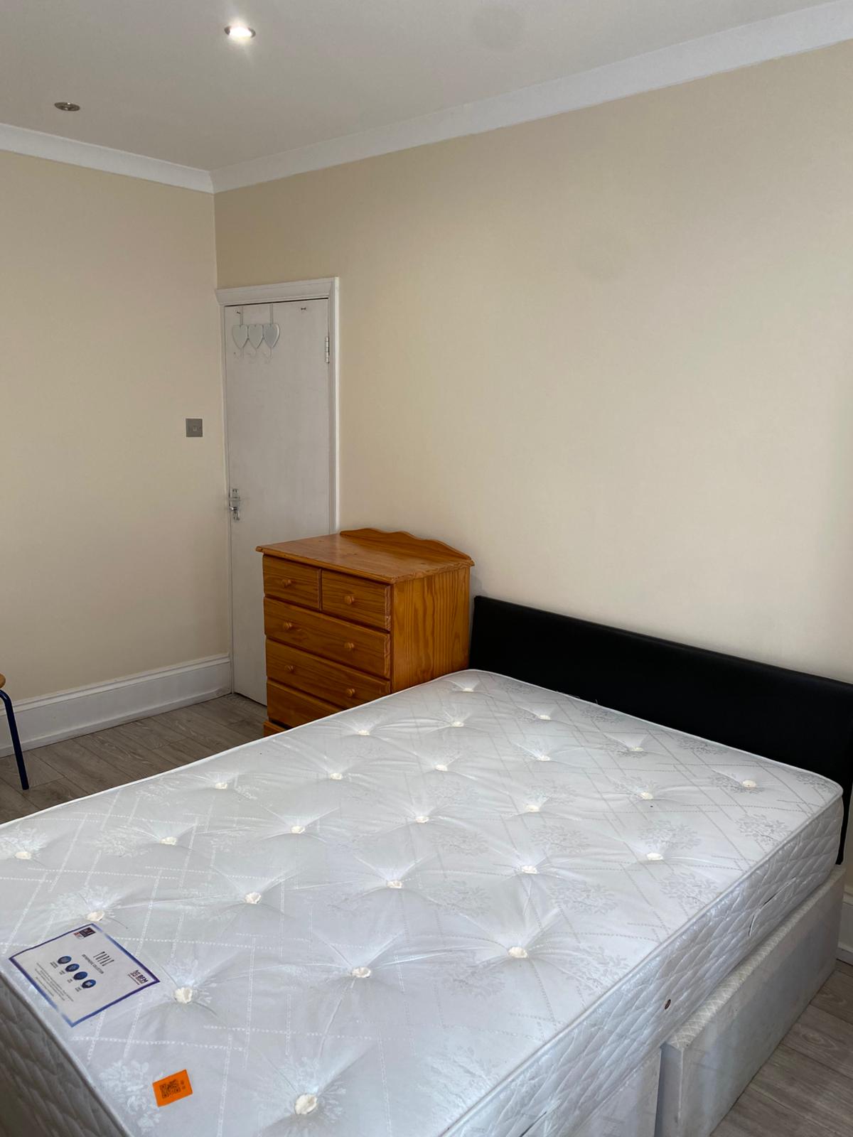 Quarto de Casal em Willesden Green, 143 Denzil Road, NW10 2XB