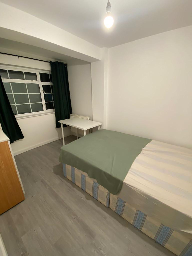 Quarto de Casal em Uxbridge, 18 new road 18, UB8 3EB